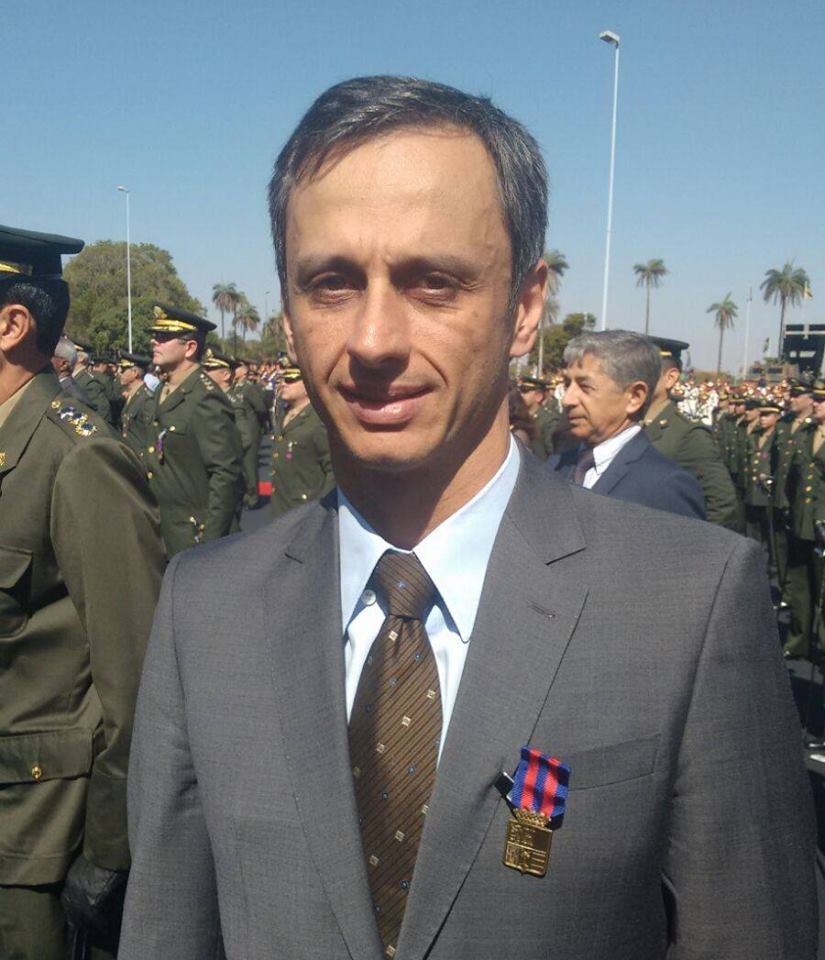 Marcelo Henrique de Ávila recebe a comenda medalha do pacificador.